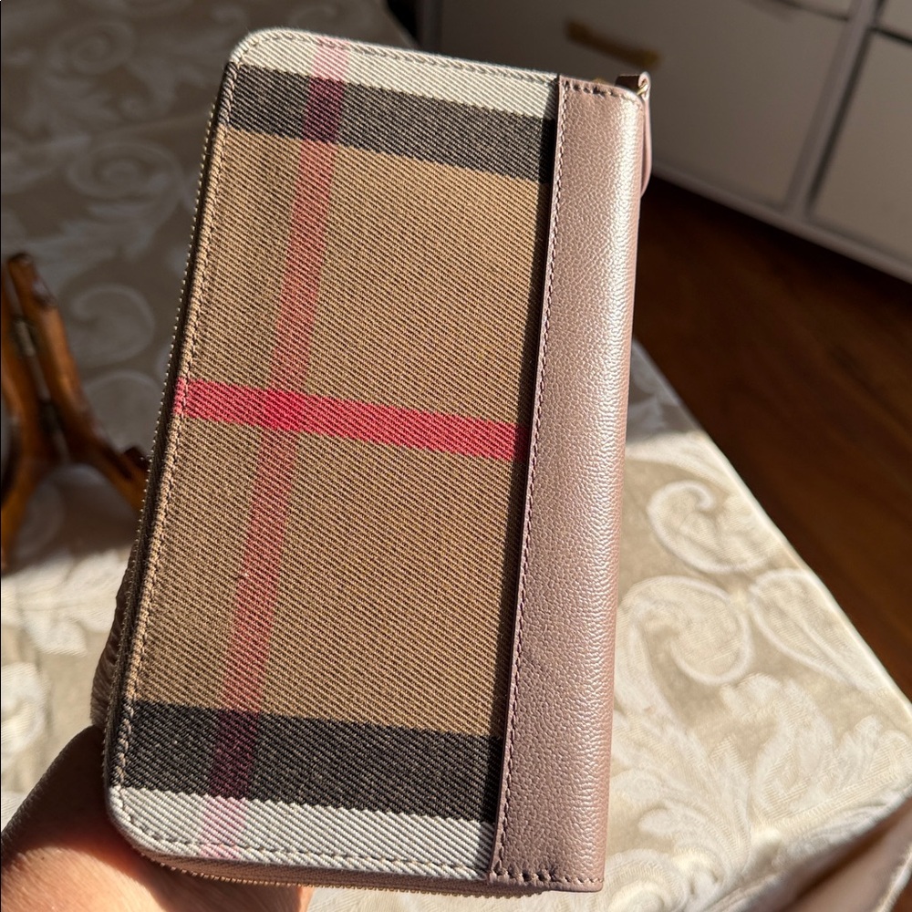 Burberry NEW with original tags, plaid full zip around wallet! $690 Retail - Picture 2 of 16
